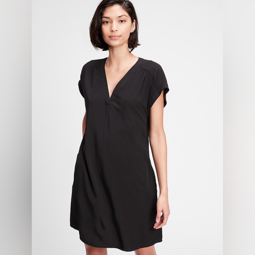 GAP Black Sleeveless V-Neck Shift Dress Size Small Petite